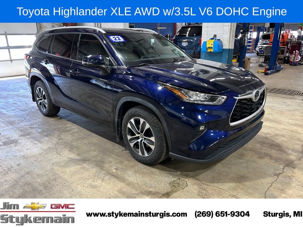 Used 2022 Toyota Highlander XLE AWD/4WD image 1