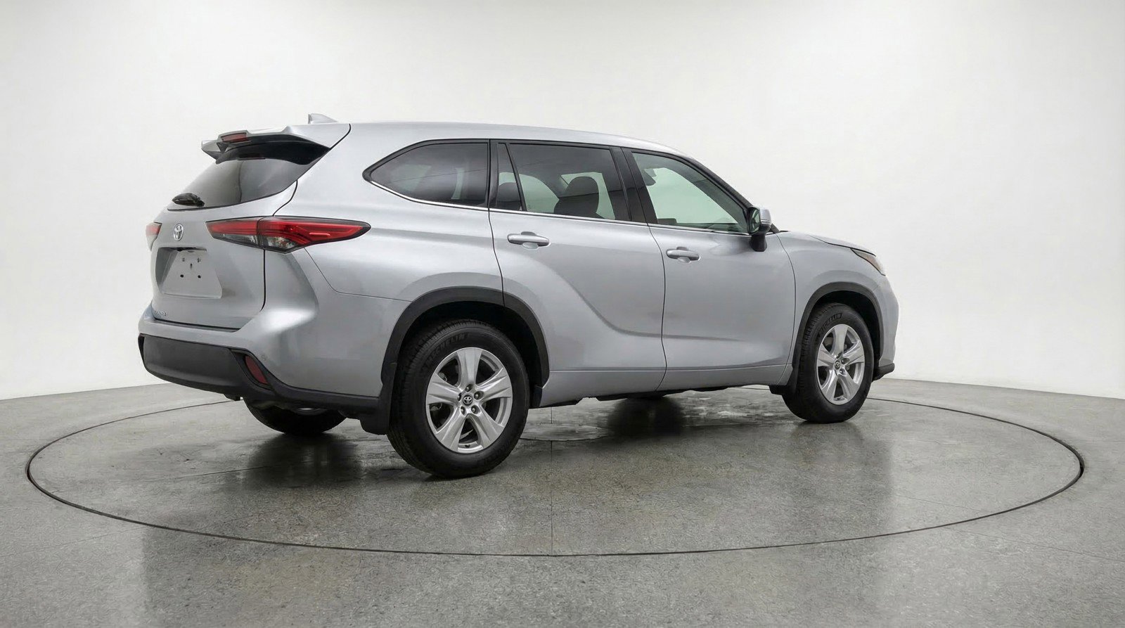 Used 2025 Toyota Highlander LE FWD image 9