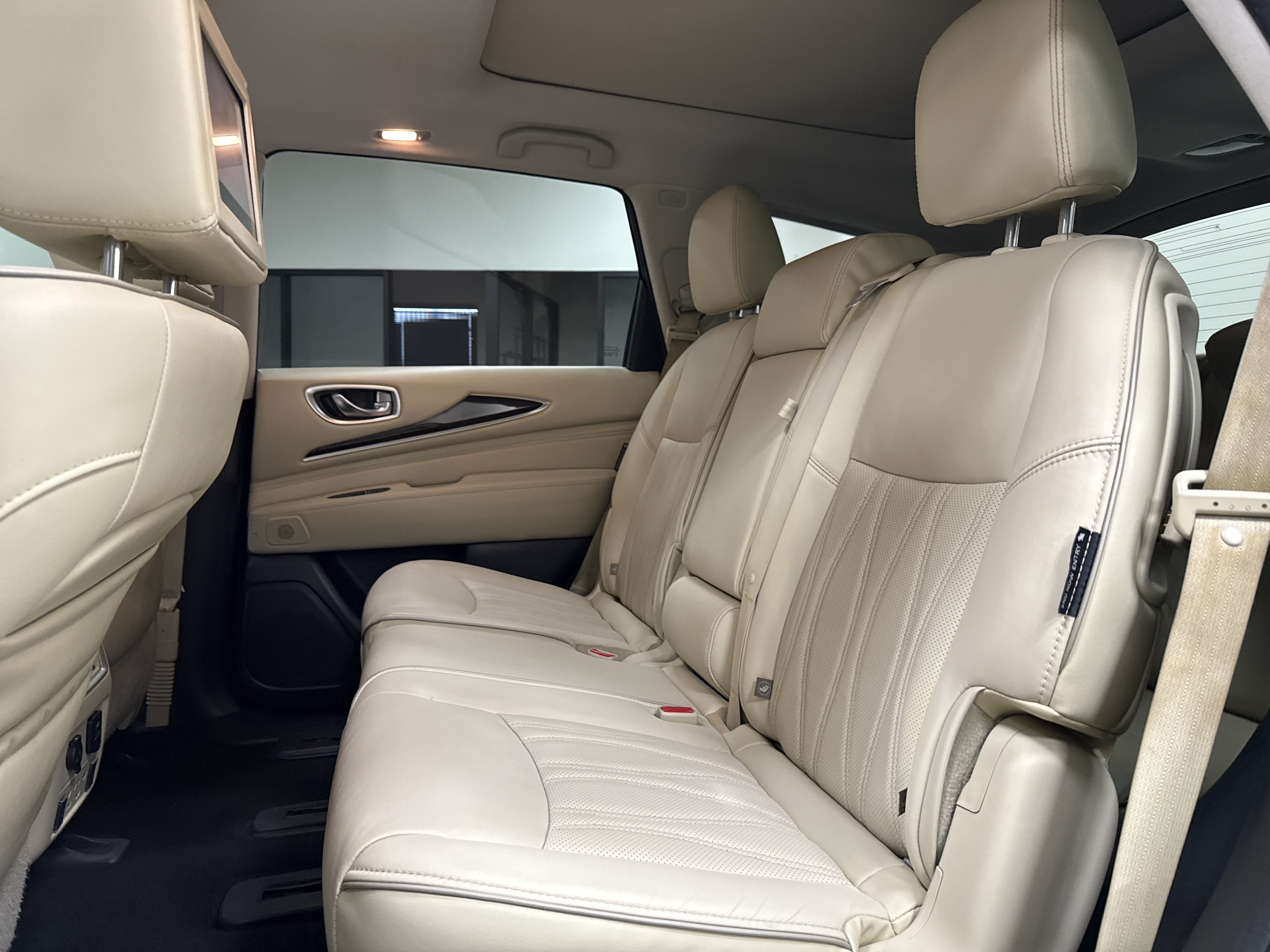 Used 2018 INFINITI QX60 FWD w/ Deluxe Technology Package image 16