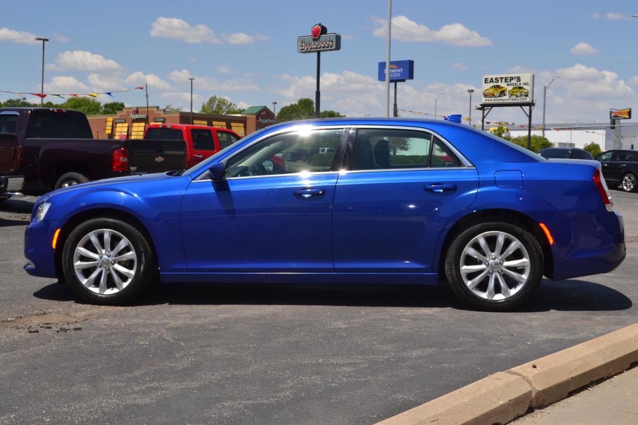 Used 2018 Chrysler 300 Touring L AWD/4WD image 4