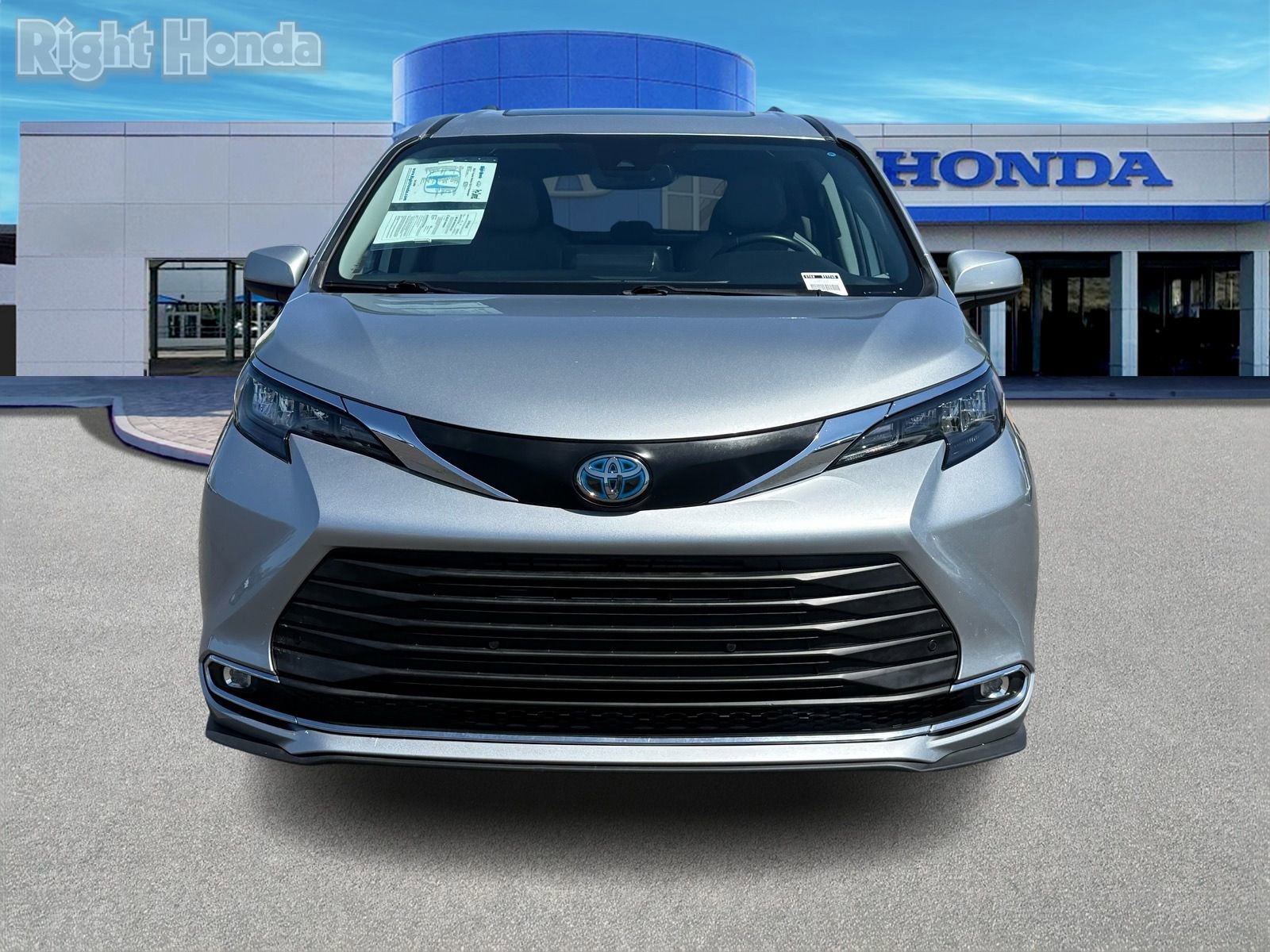 Used 2024 Toyota Sienna XLE FWD image 5