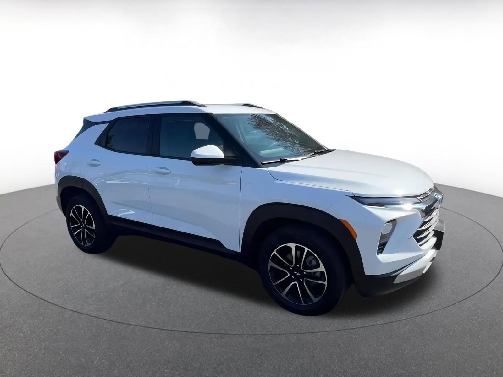 Used 2025 Chevrolet TrailBlazer LT image 2