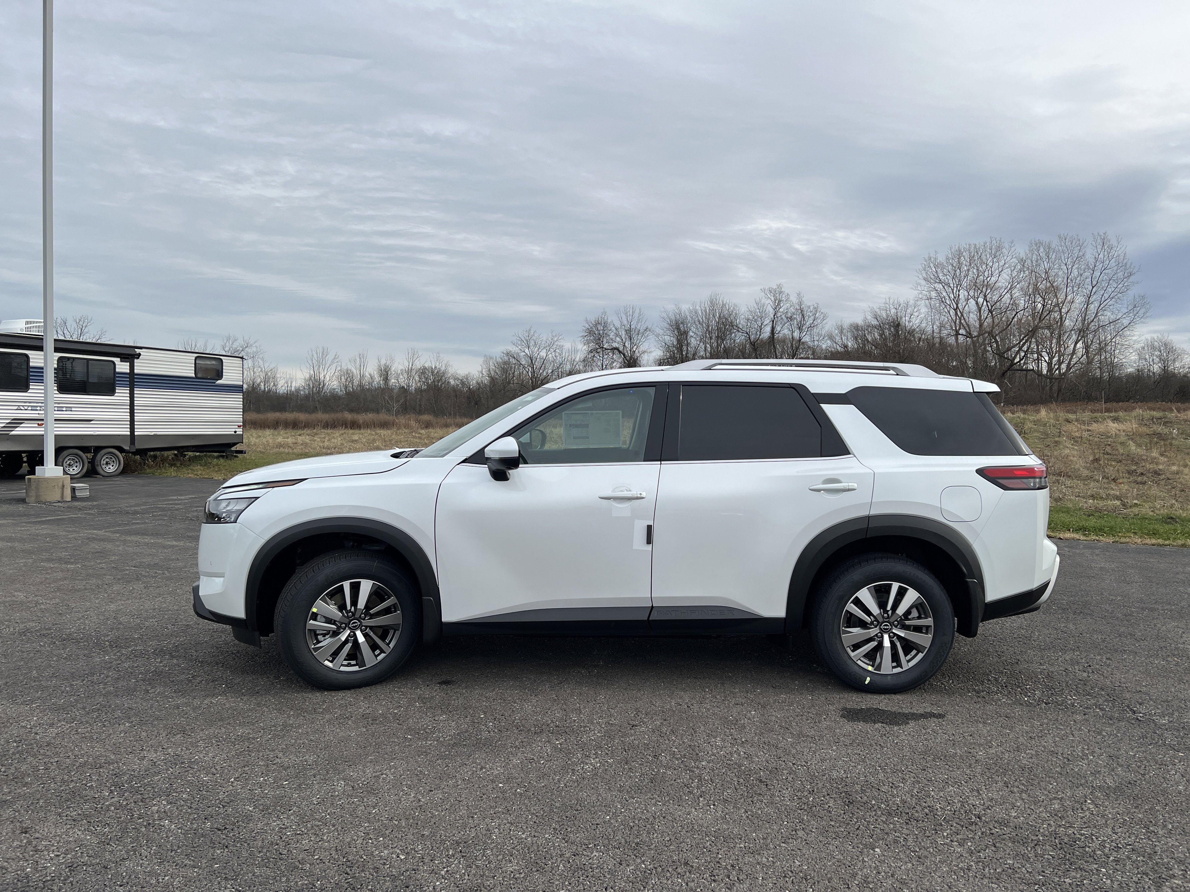 New 2025 Nissan Pathfinder SL image 2