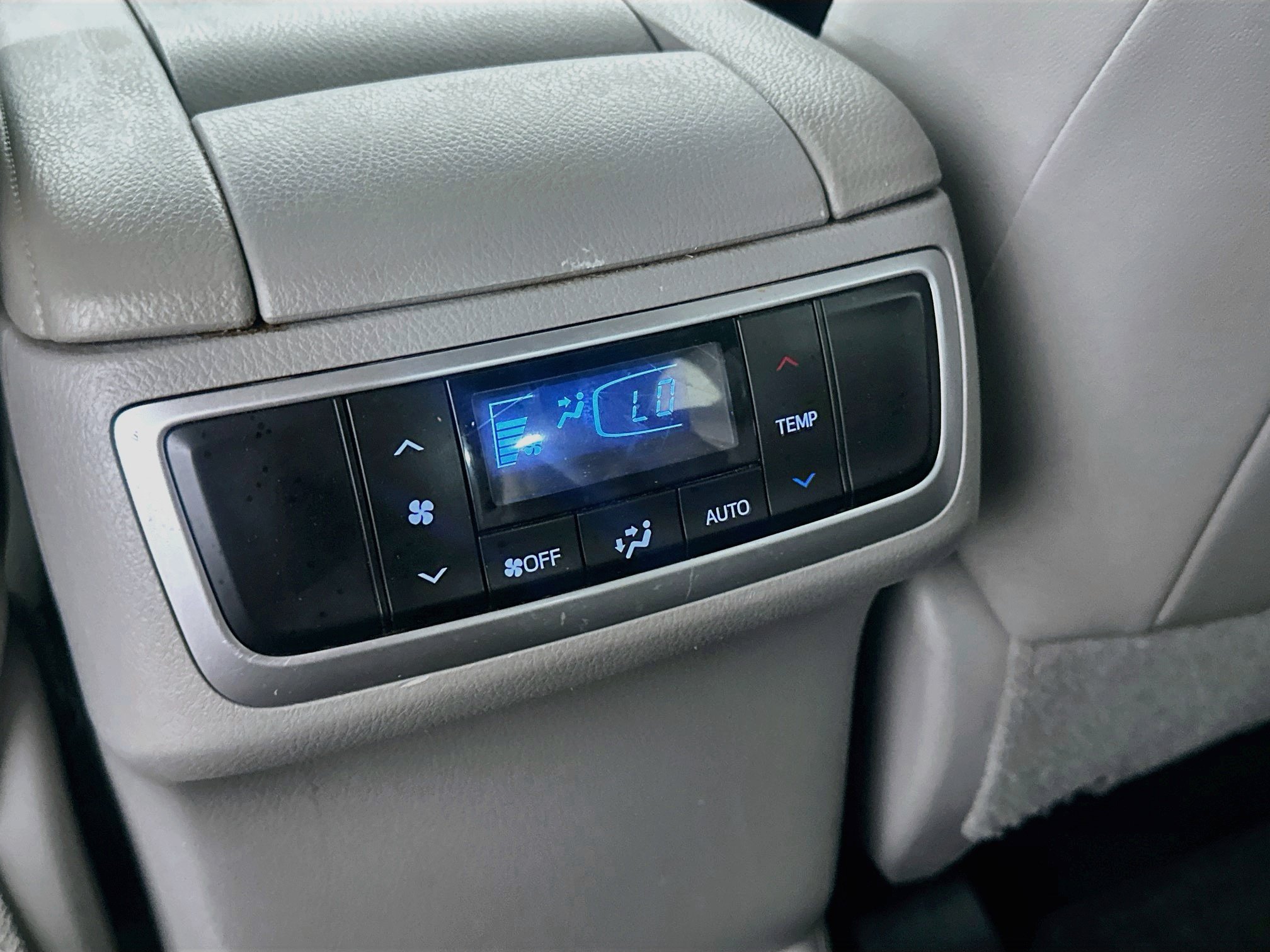 Used 2019 Toyota Highlander XLE FWD image 28