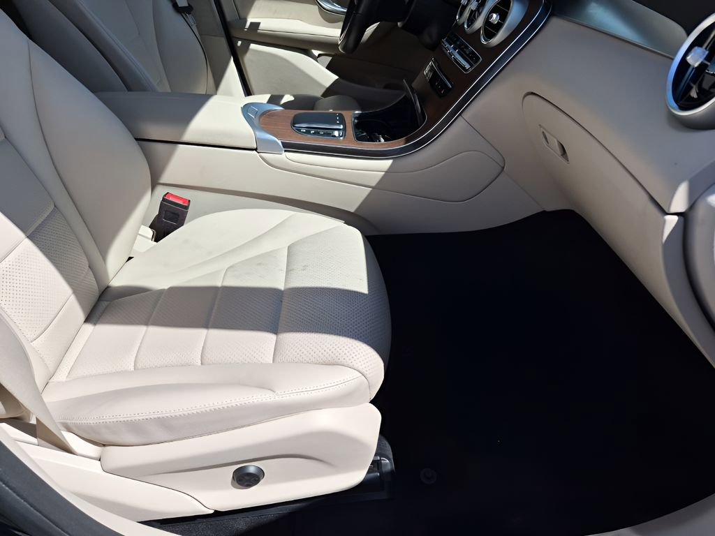 Used 2022 Mercedes-Benz GLC 300 4MATIC w/ Driver Assistance Package image 16