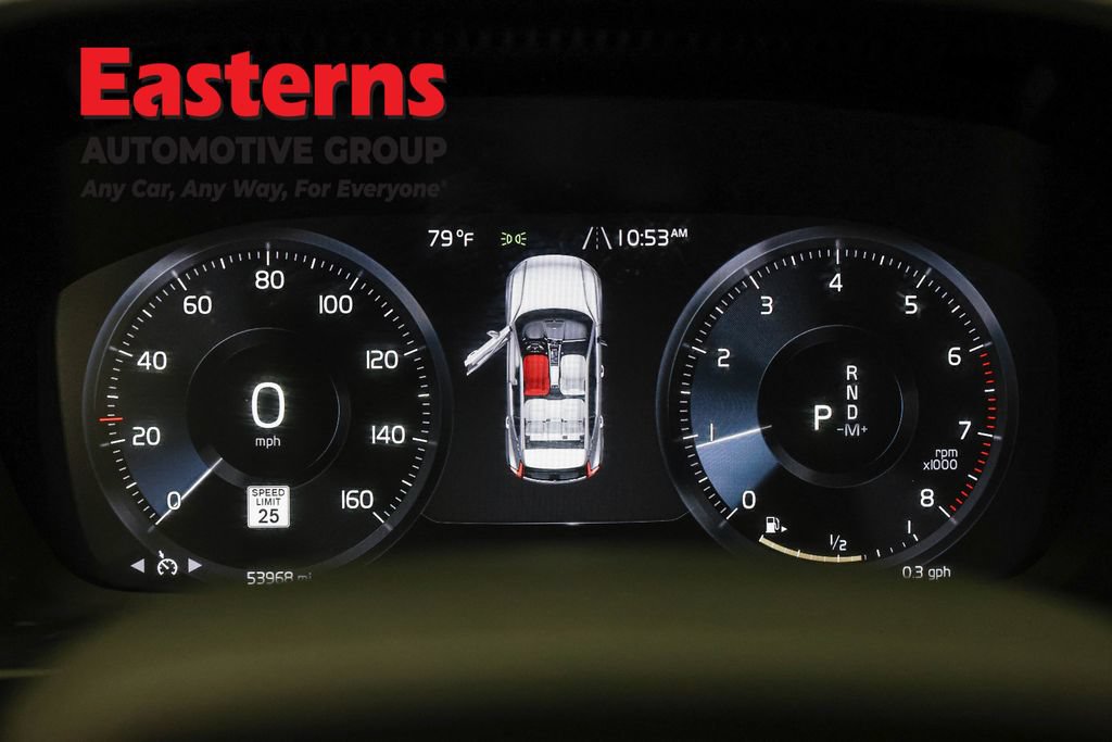 Used 2021 Volvo XC40 T4 Momentum FWD image 16