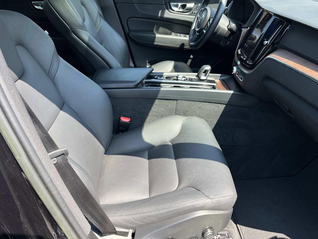 Certified 2023 Volvo XC60 B5 Plus AWD/4WD image 23