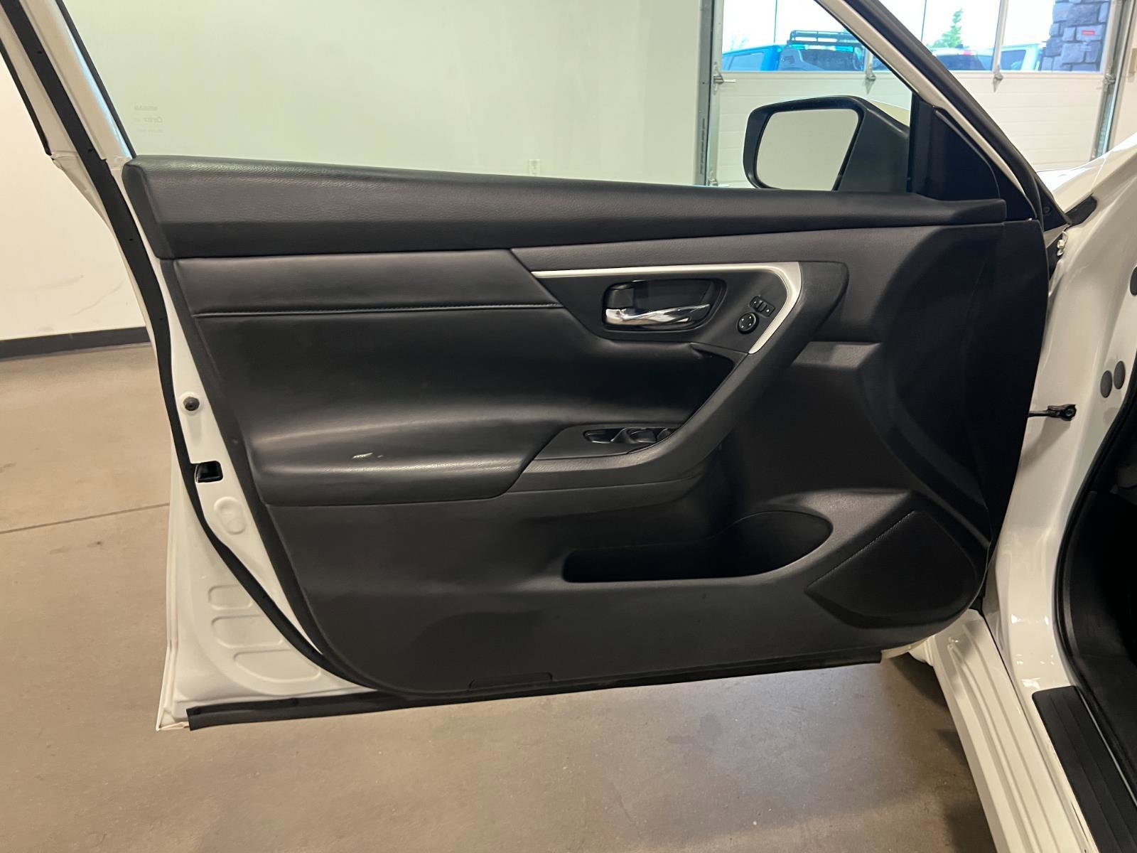 Used 2017 Nissan Altima 2.5 SR w/ LED Appearance Package image 26