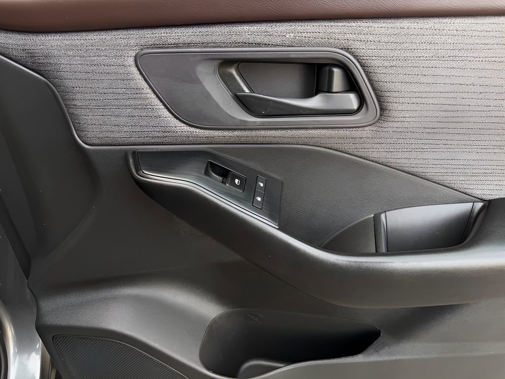 Used 2023 Nissan Rogue S image 28