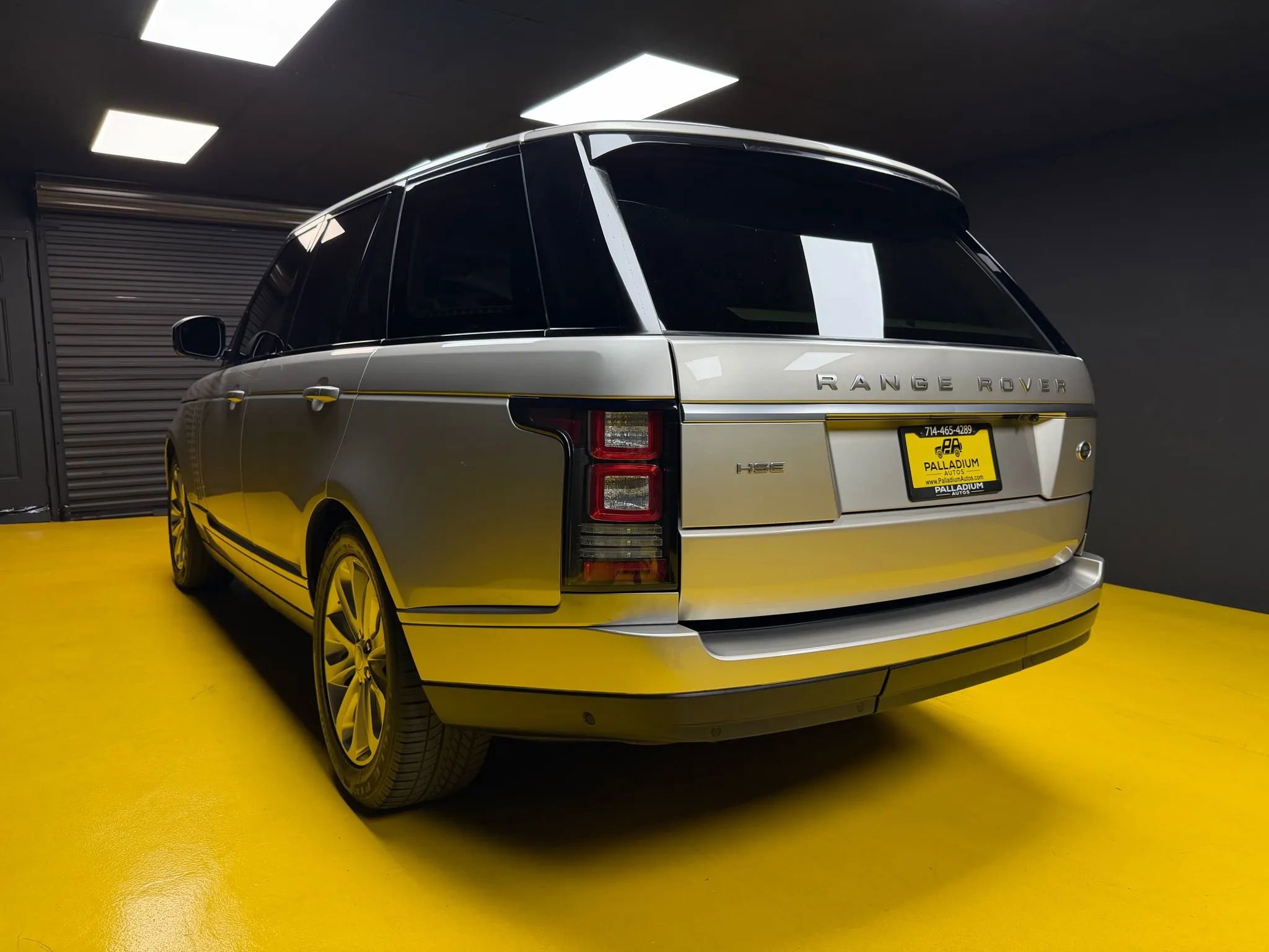 Used 2016 Land Rover Range Rover HSE image 4