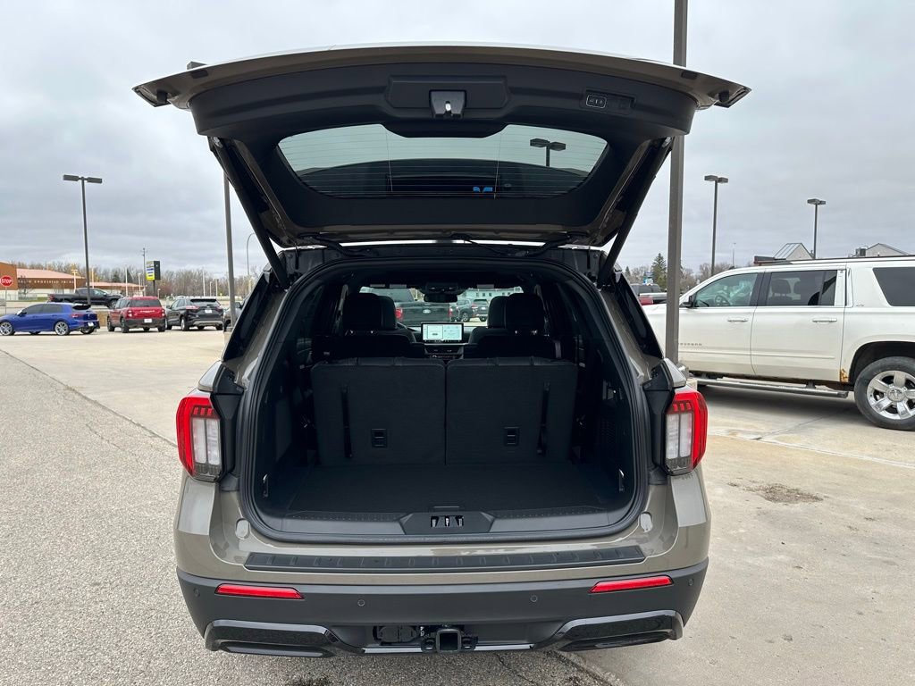 New 2026 Ford Explorer ST-Line w/ ST-Line Street Pack image 8