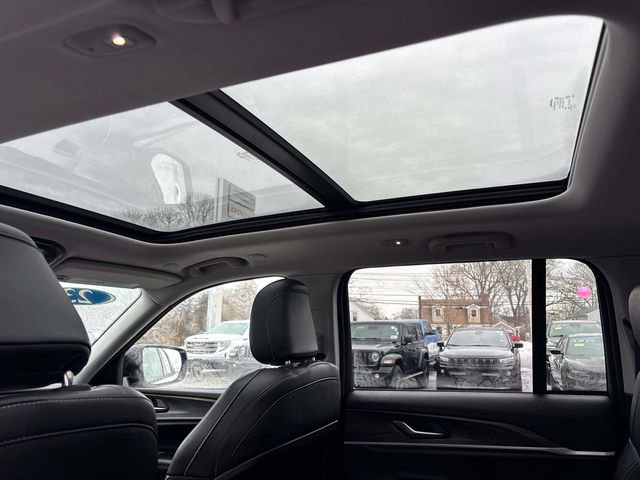 Used 2023 Jeep Grand Cherokee Limited w/ Black Appearance Package AWD/4WD image 13