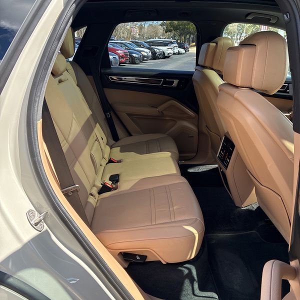 Used 2022 Porsche Cayenne Platinum Edition image 10