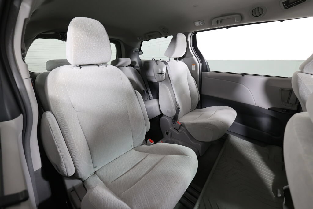 Used 2018 Toyota Sienna LE FWD image 19