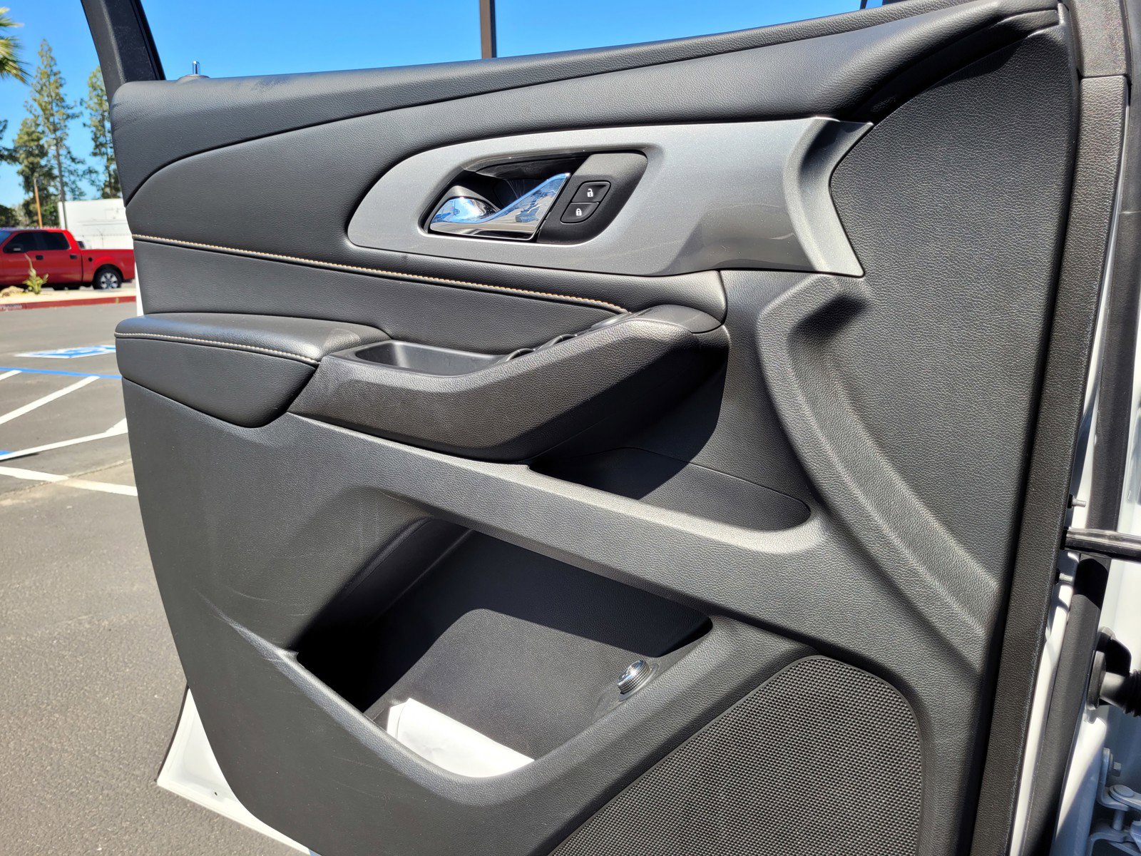 Used 2021 Chevrolet Traverse LT image 24