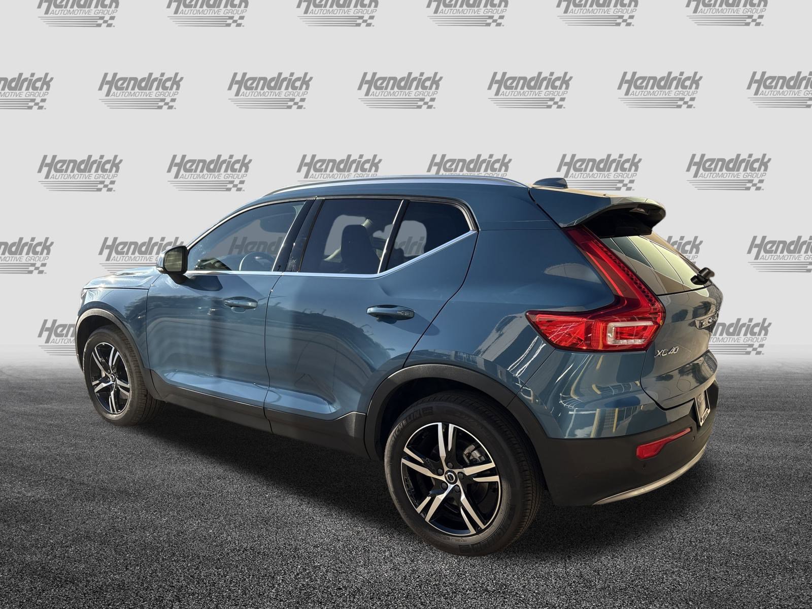Used 2025 Volvo XC40 B5 Core image 8