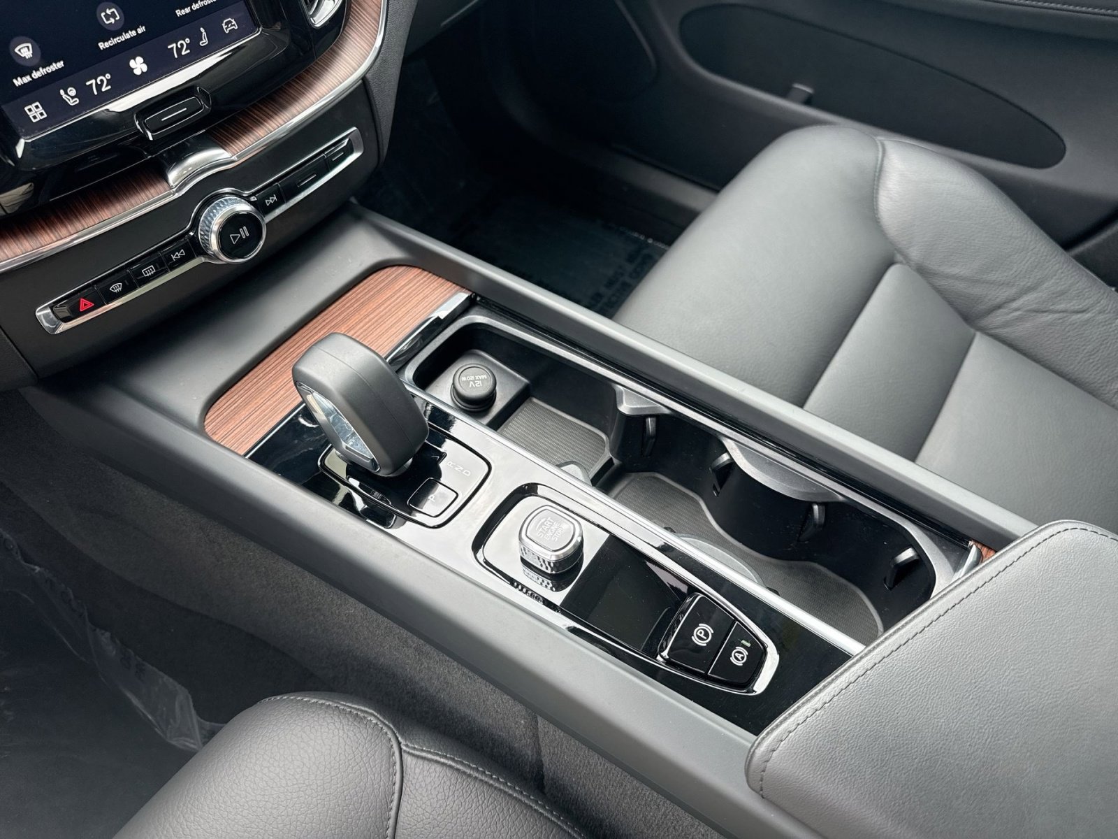 Used 2024 Volvo XC60 B5 Plus w/ Protection Package Premier AWD/4WD image 23