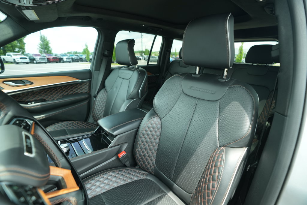 Used 2023 Jeep Grand Cherokee Summit AWD/4WD image 45