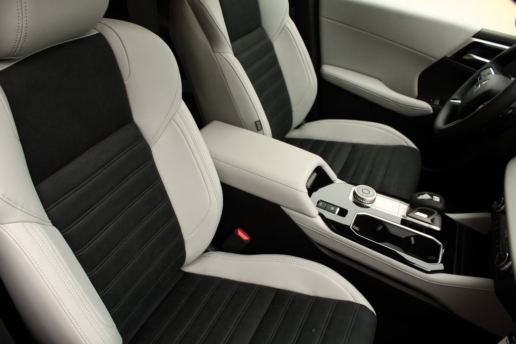 New 2025 Mitsubishi Outlander SE image 8