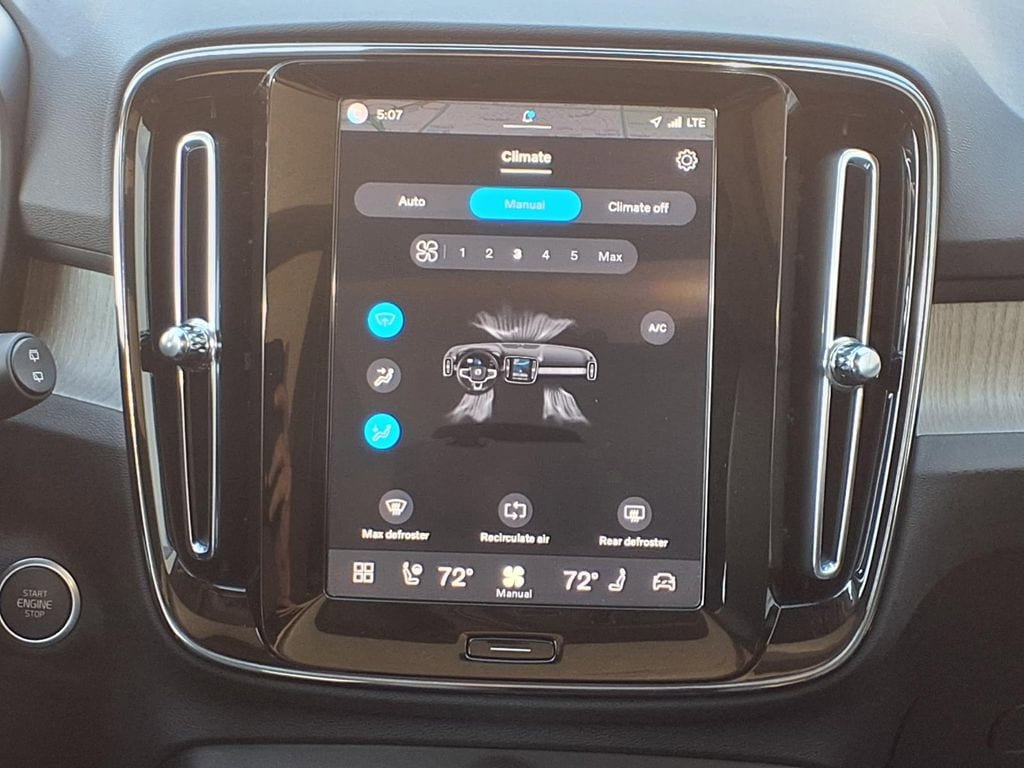 Certified 2025 Volvo XC40 B5 Core AWD/4WD image 17