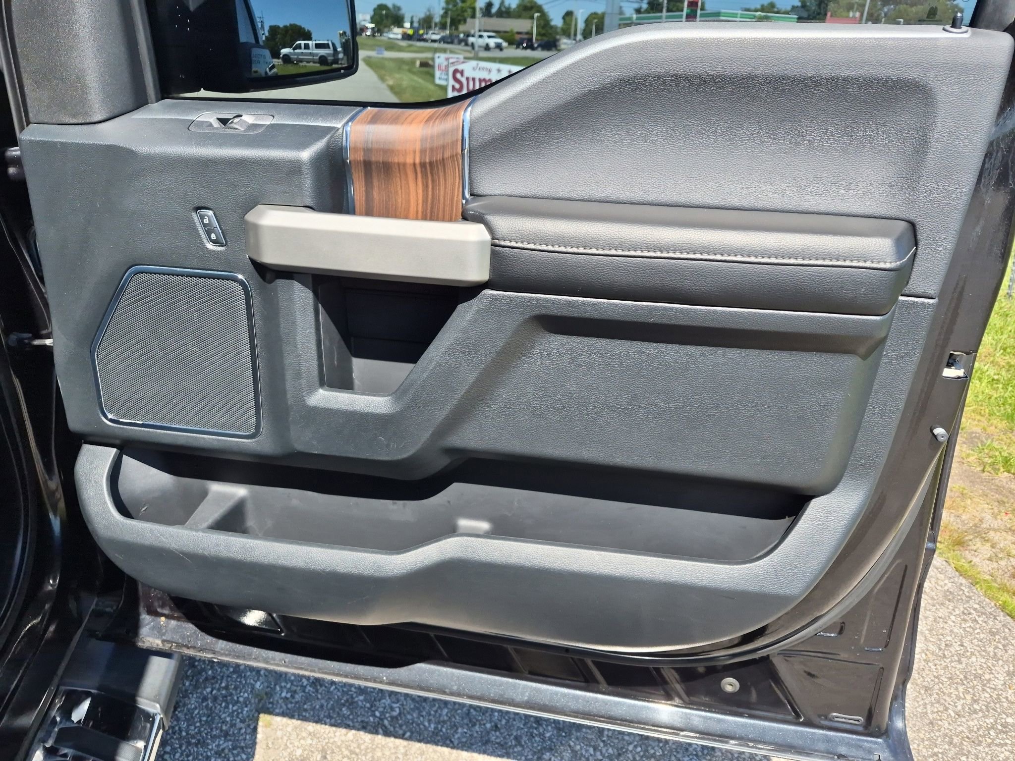 Used 2015 Ford F150 Lariat w/ Equipment Group 502A Luxury AWD/4WD image 36