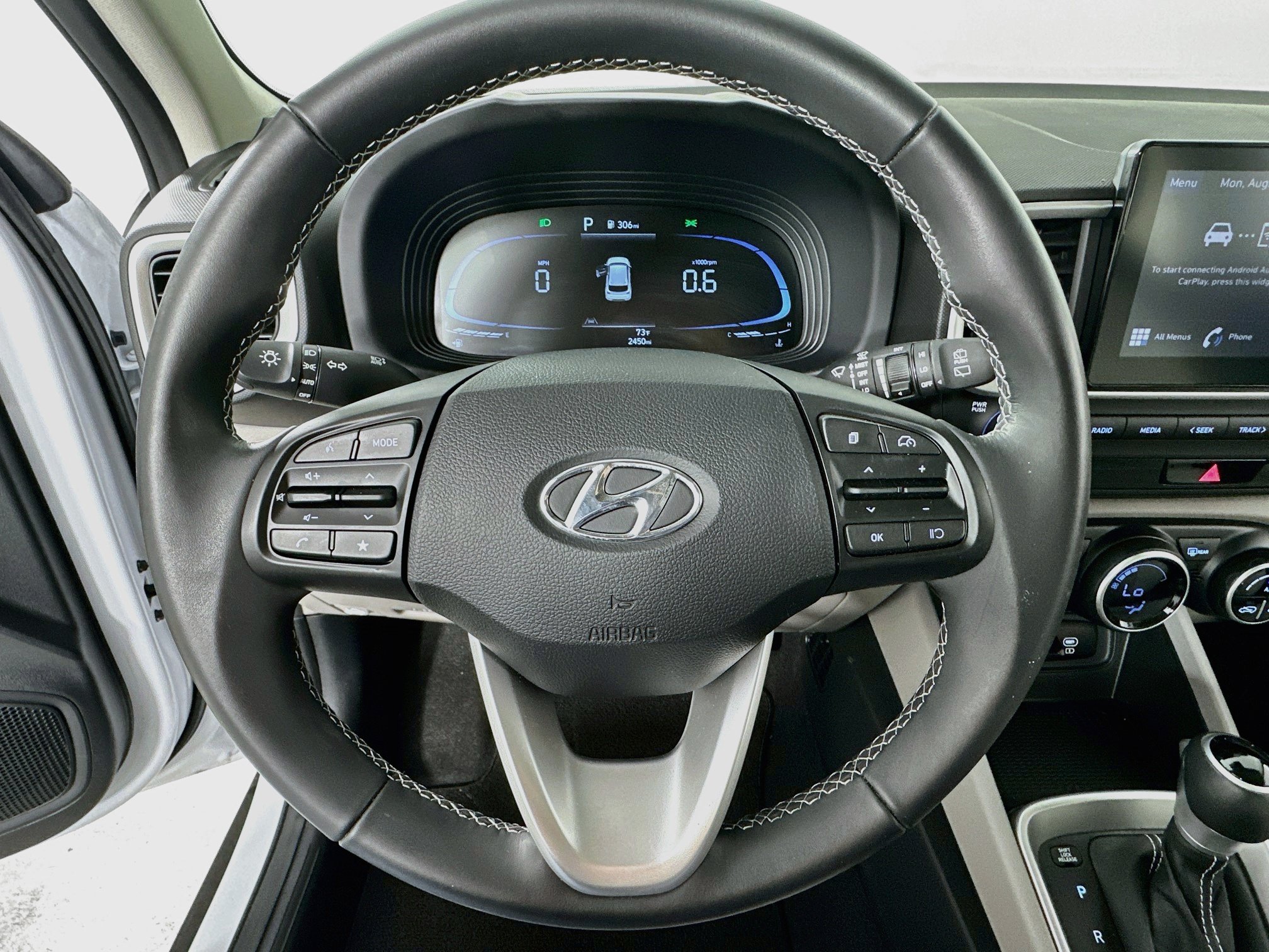 Used 2024 Hyundai Venue SEL FWD image 11