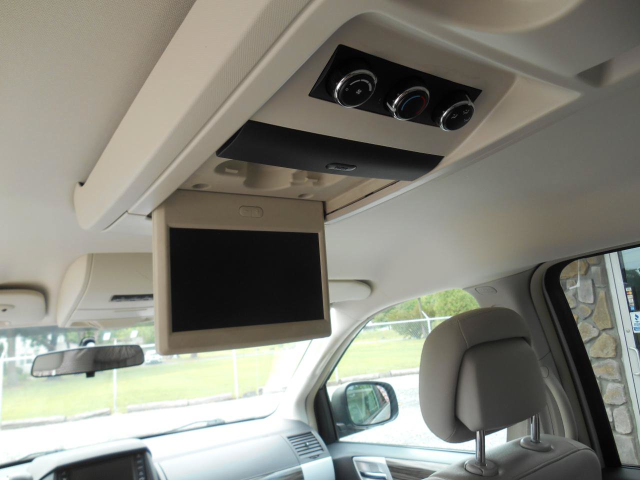 Used 2010 Chrysler Town & Country Touring FWD image 7