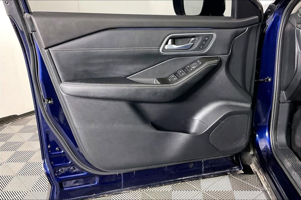 Used 2025 Nissan Rogue Platinum w/ Platinum Premium Package image 25