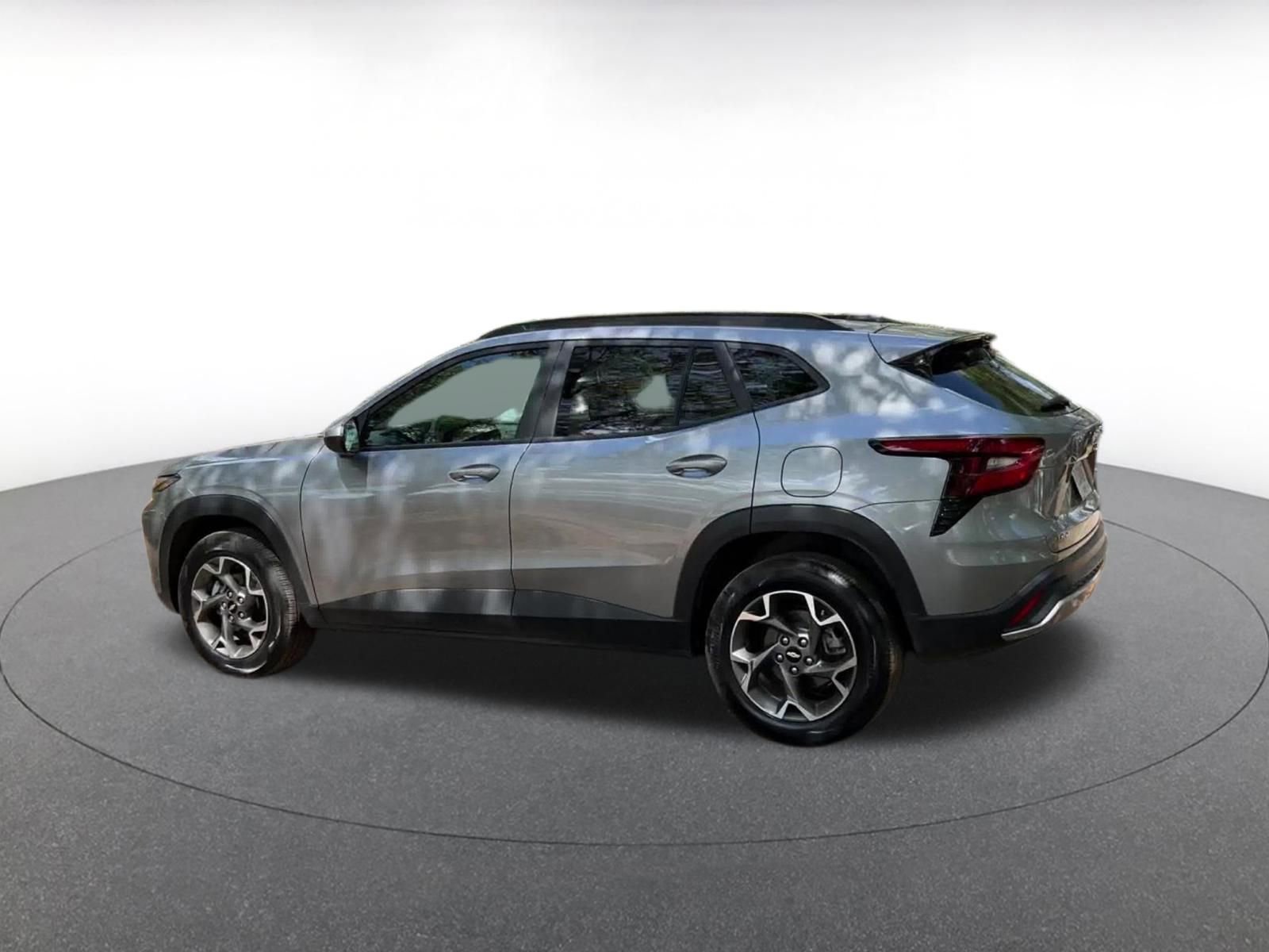 Used 2025 Chevrolet Trax LT w/ LT Convenience Package image 10