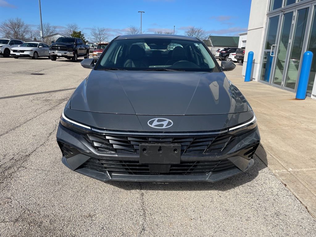 Used 2025 Hyundai Elantra Limited image 3