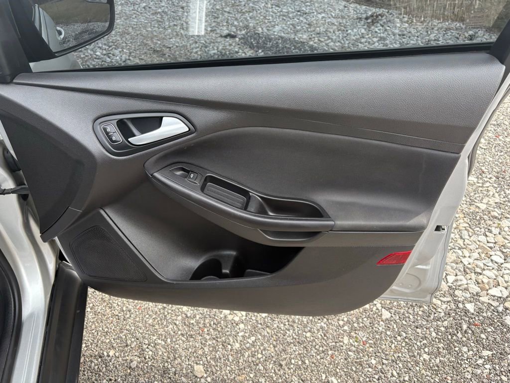 Used 2018 Ford Focus SE w/ SE Appearance Package image 15