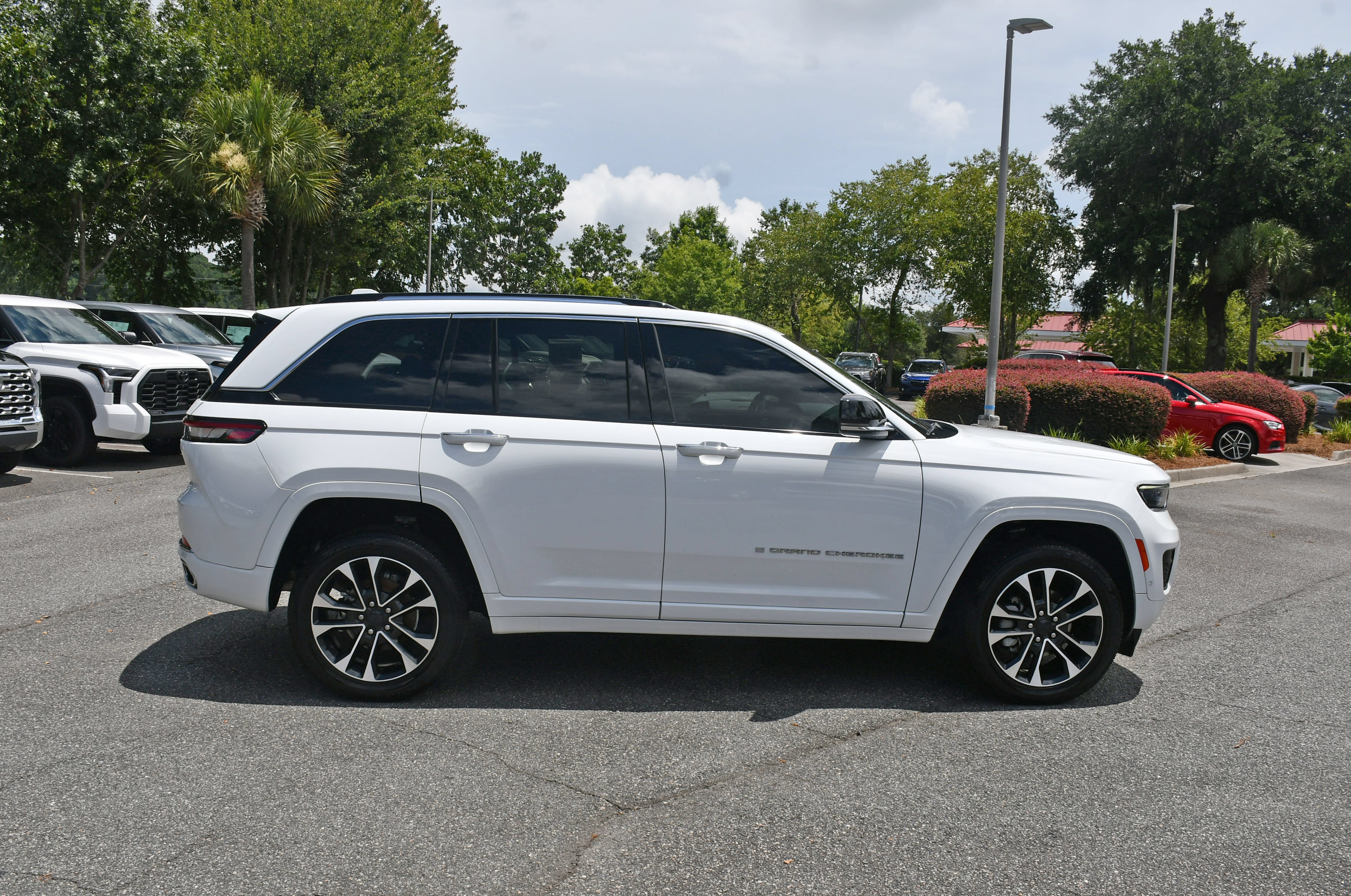 Used 2022 Jeep Grand Cherokee Overland w/ Luxury Tech Group IV RWD image 5