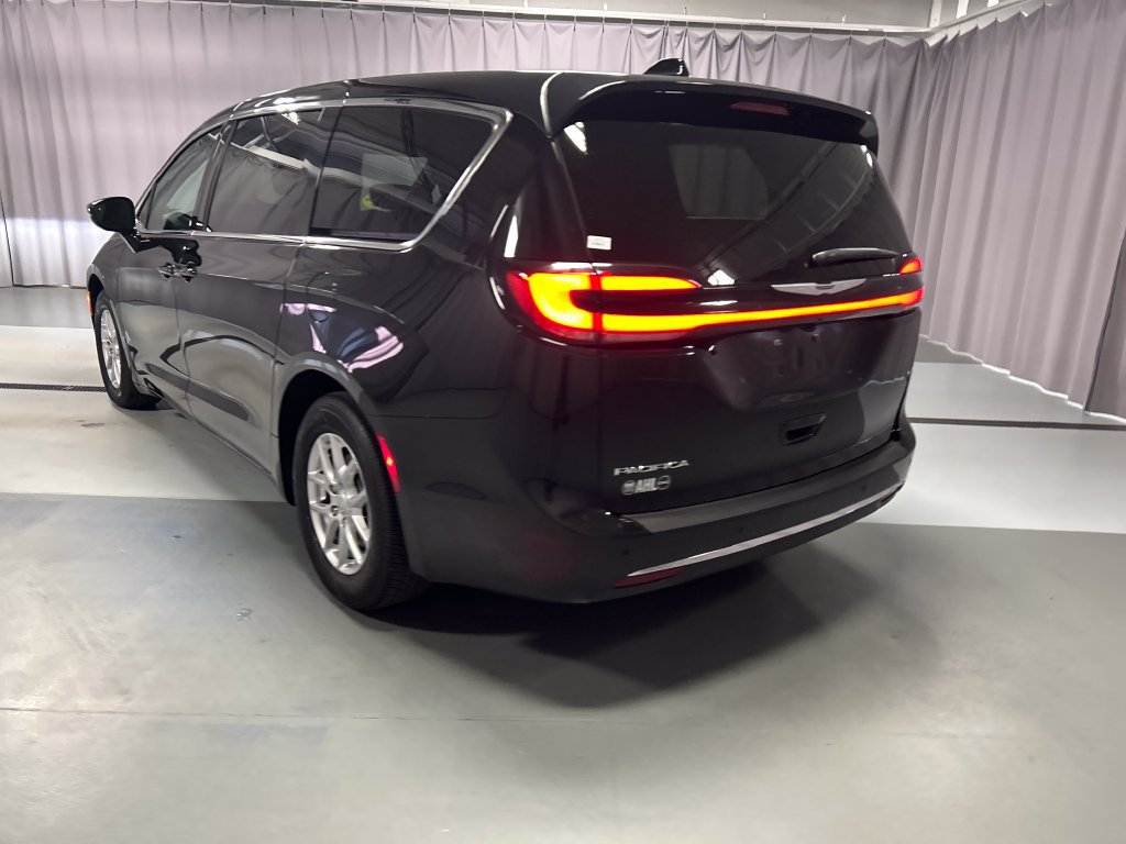 Used 2026 Chrysler Pacifica Select FWD image 5