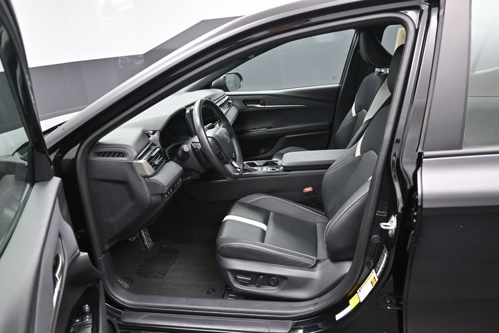 Used 2025 Toyota Camry SE FWD image 9