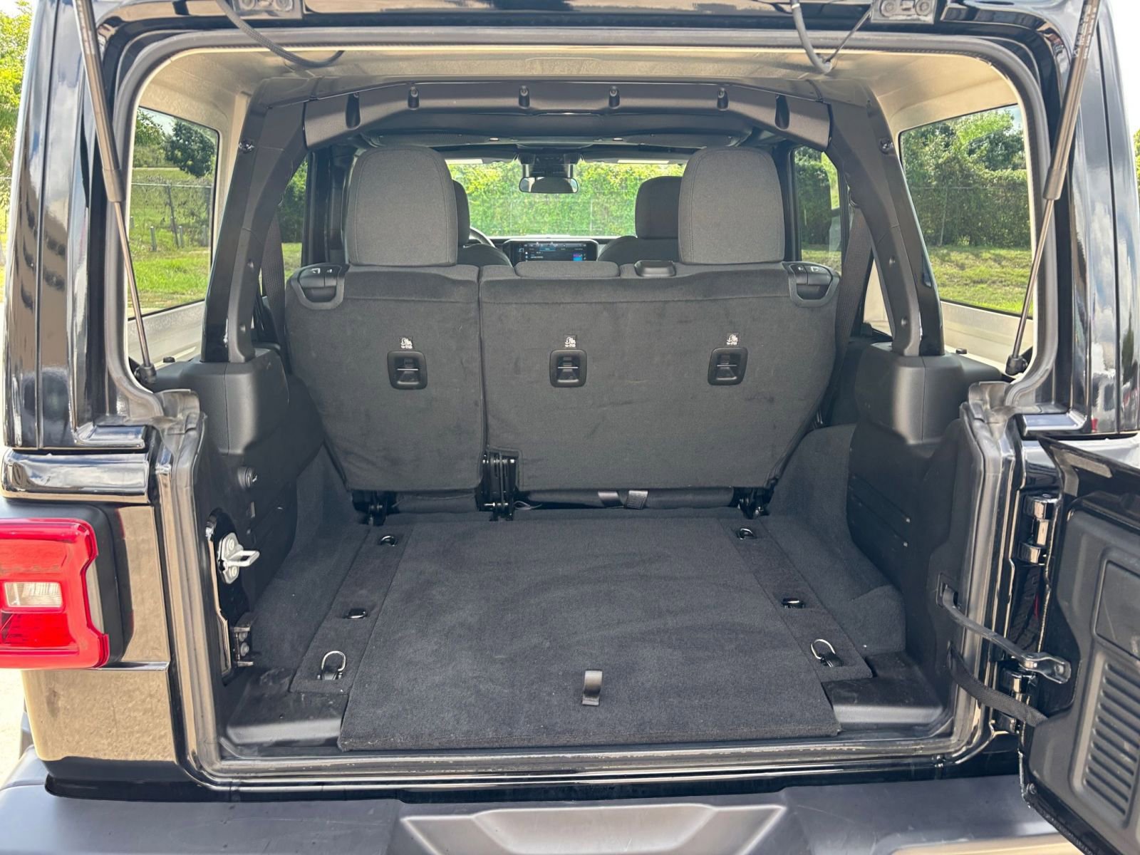 Used 2025 Jeep Wrangler Sahara image 30