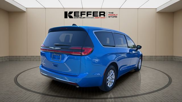 New 2026 Chrysler Pacifica Select image 5