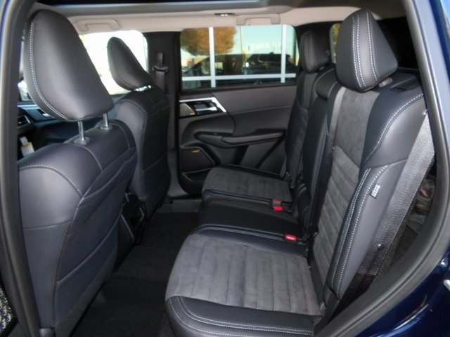 New 2025 Mitsubishi Outlander SE image 15