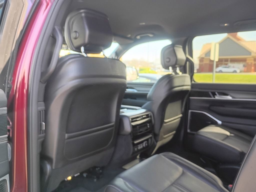 Used 2024 Jeep Wagoneer Series III AWD/4WD image 10
