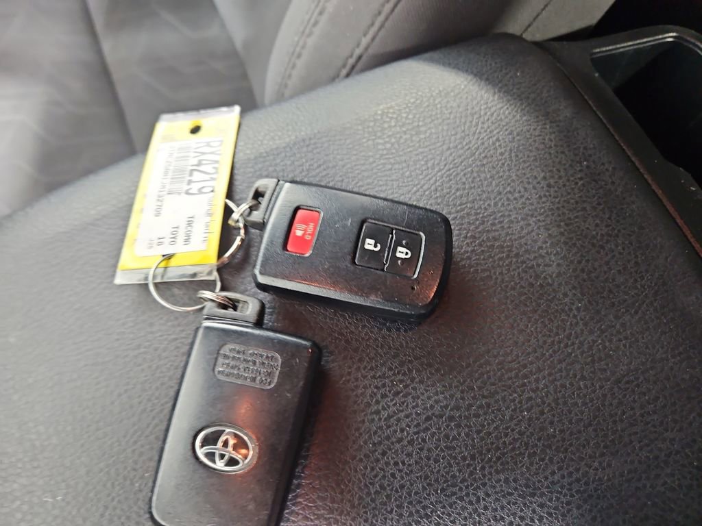 Used 2018 Toyota Tacoma TRD Off-Road image 27