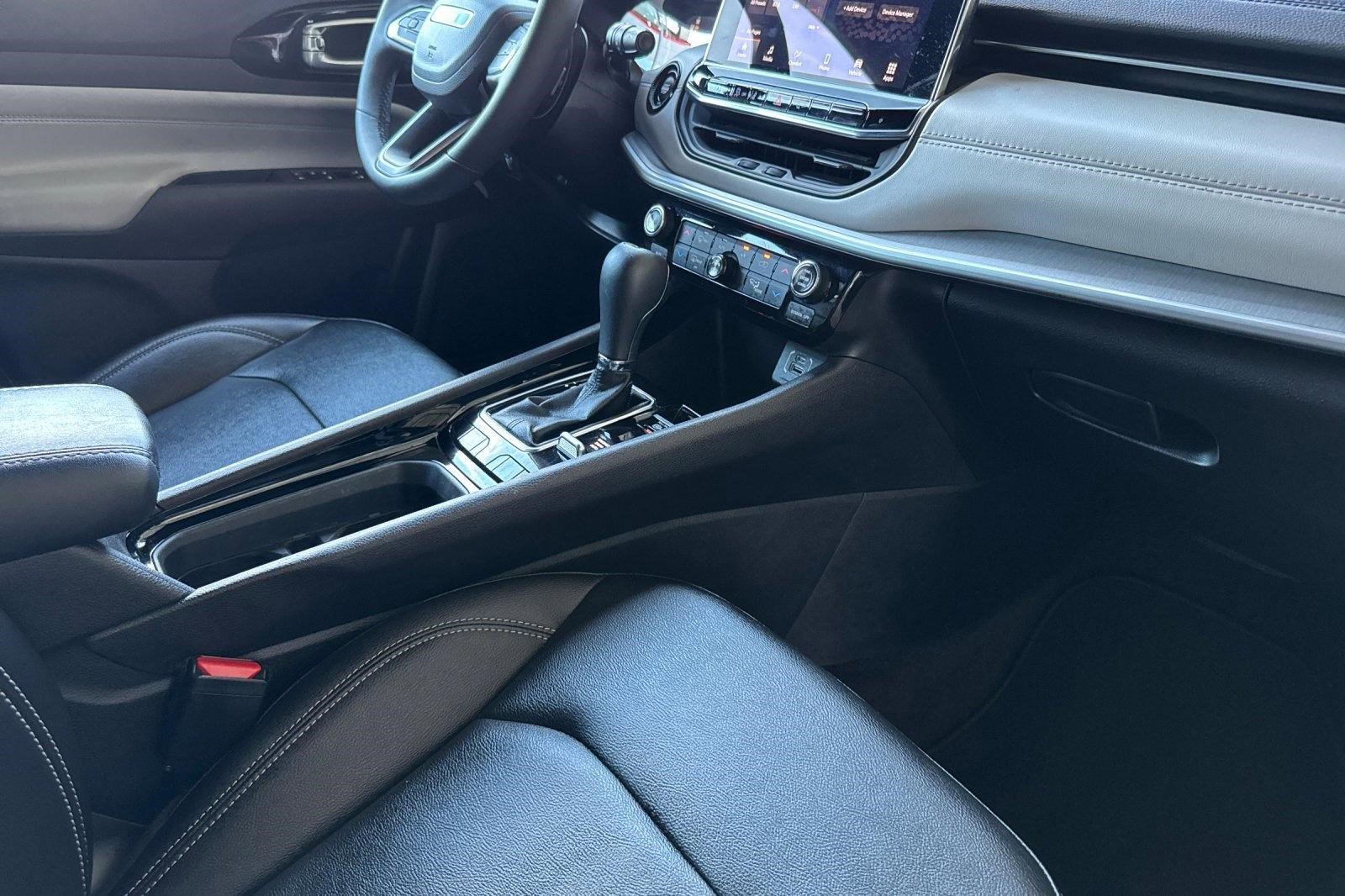 Used 2025 Jeep Compass Limited image 32