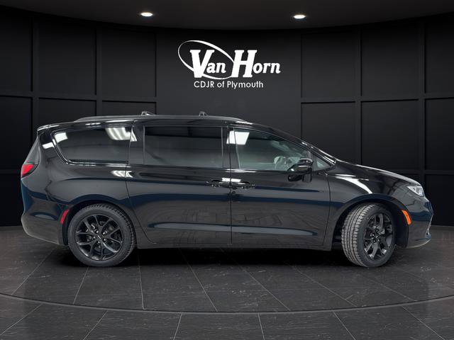 Used 2025 Chrysler Pacifica Limited image 2