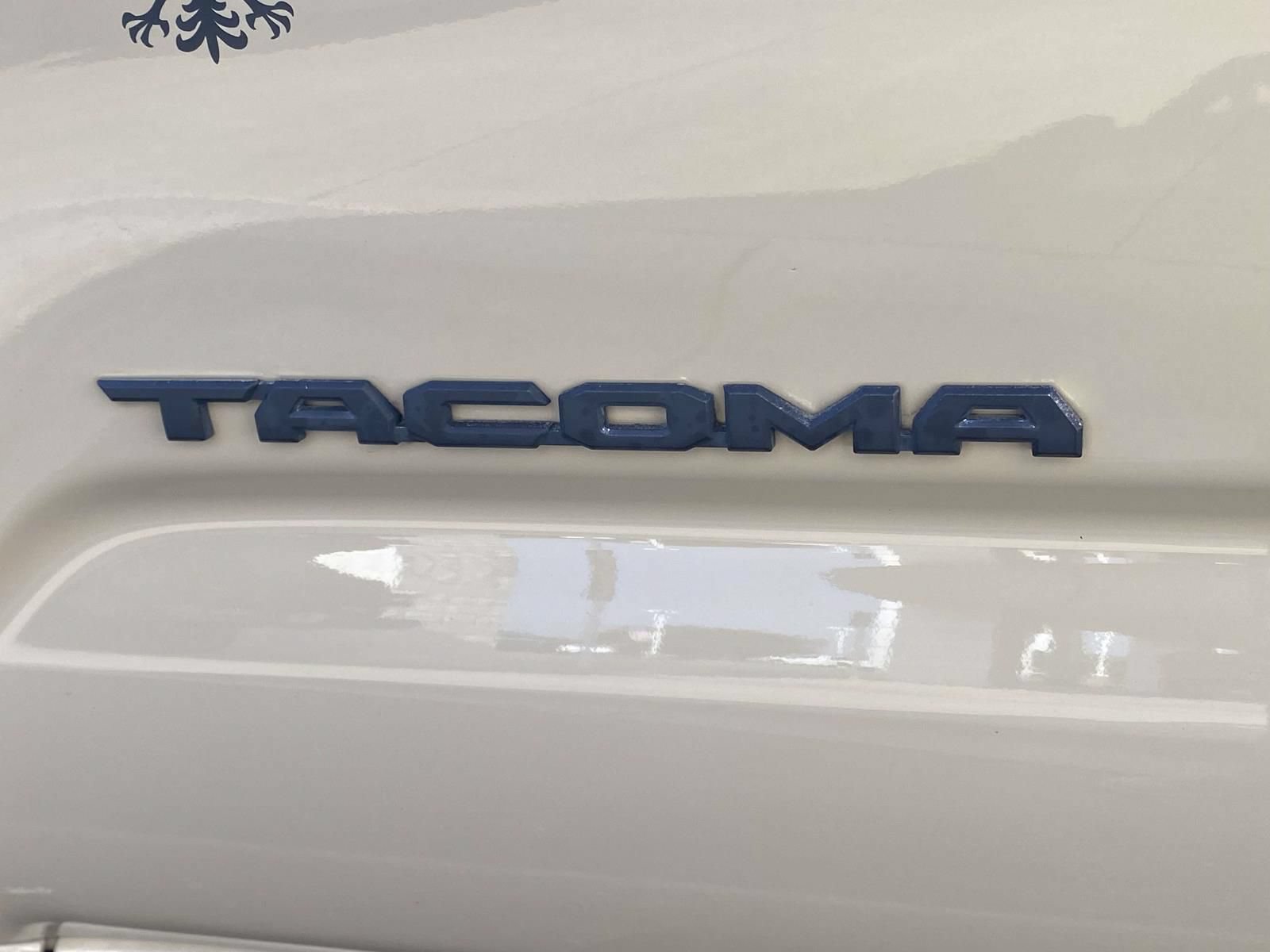 Used 2017 Toyota Tacoma TRD Sport AWD/4WD image 19