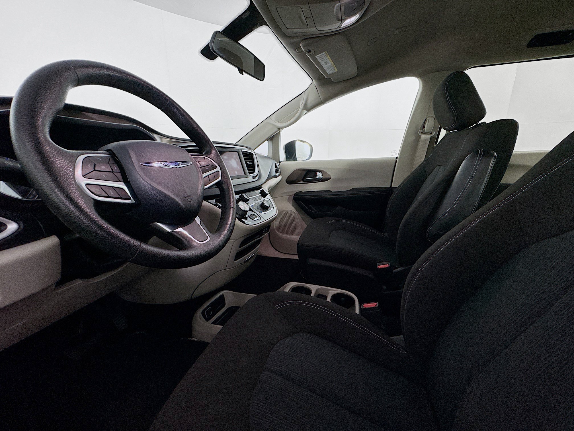 Used 2020 Chrysler Voyager LX FWD image 21