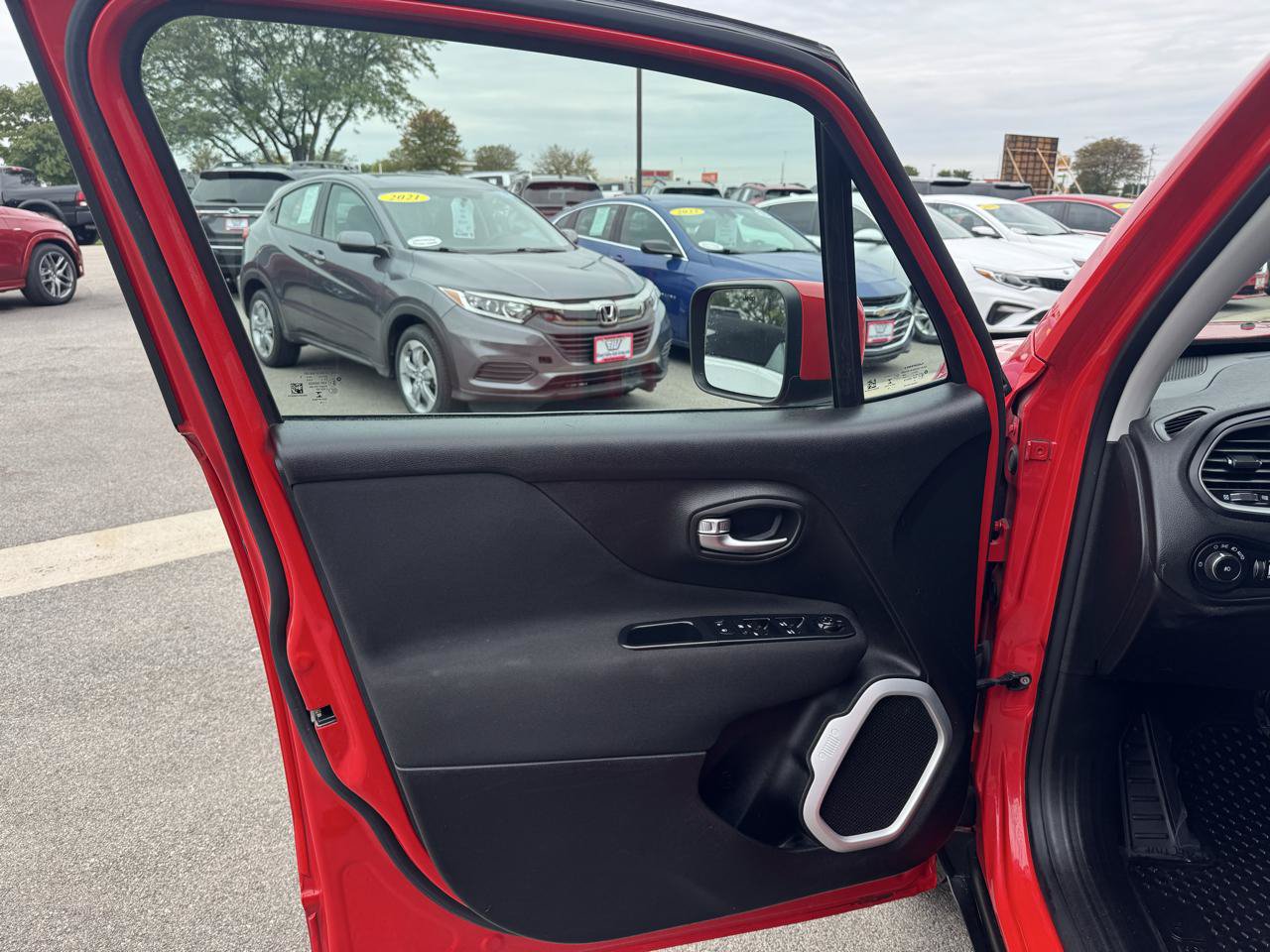 Used 2018 Jeep Renegade Latitude w/ Cold Weather Group AWD/4WD image 12