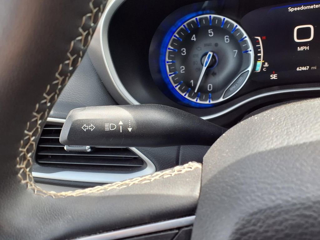 Used 2023 Chrysler Pacifica Touring-L FWD image 22
