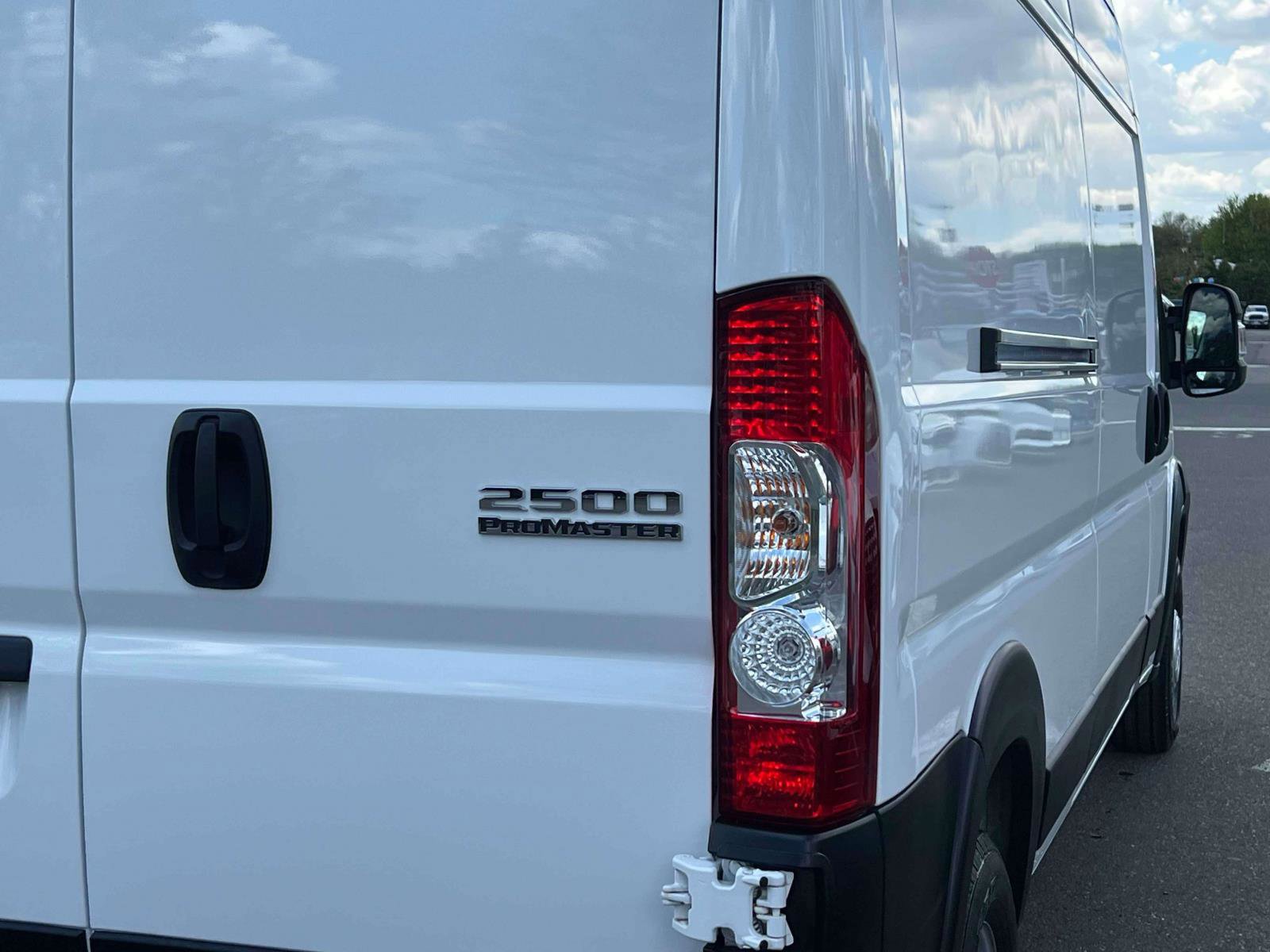 Used 2025 RAM ProMaster 2500 w/ Convenience Group FWD image 8