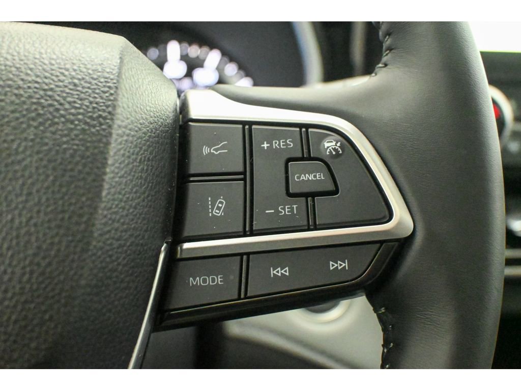 Used 2025 Toyota Highlander XLE image 40