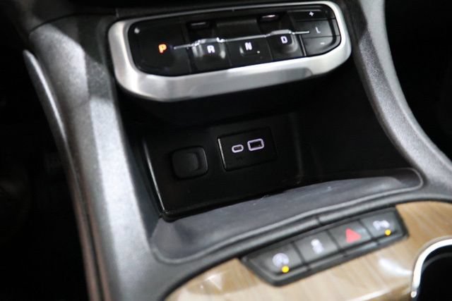 Used 2021 GMC Acadia SLE w/ Driver Convenience Package FWD image 26