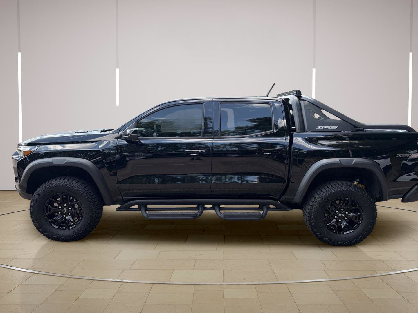 Used 2025 Chevrolet Colorado ZR2 w/ Midnight Edition AWD/4WD image 3