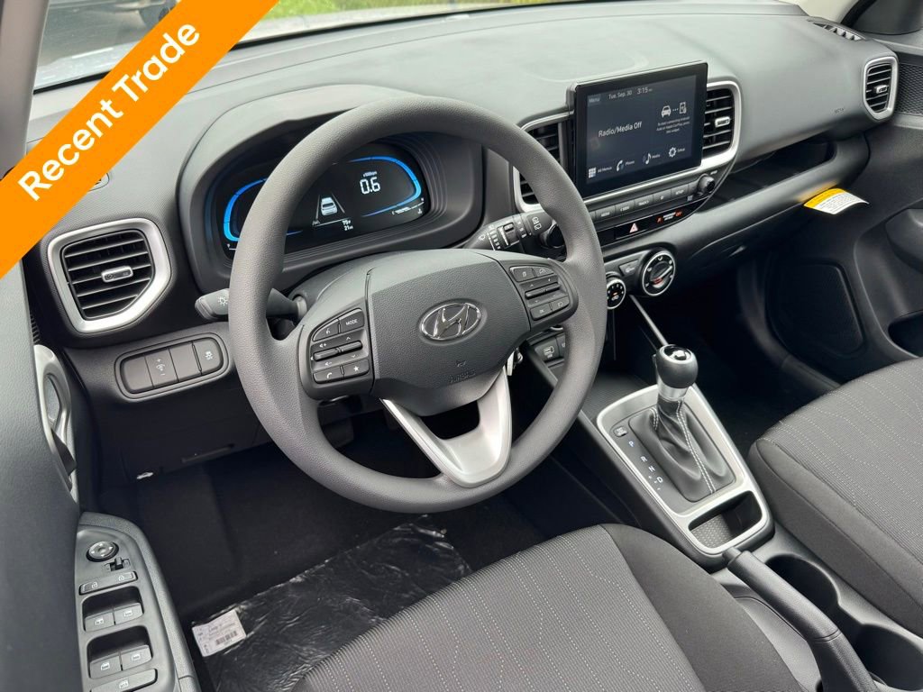 Used 2026 Hyundai Venue SE image 2